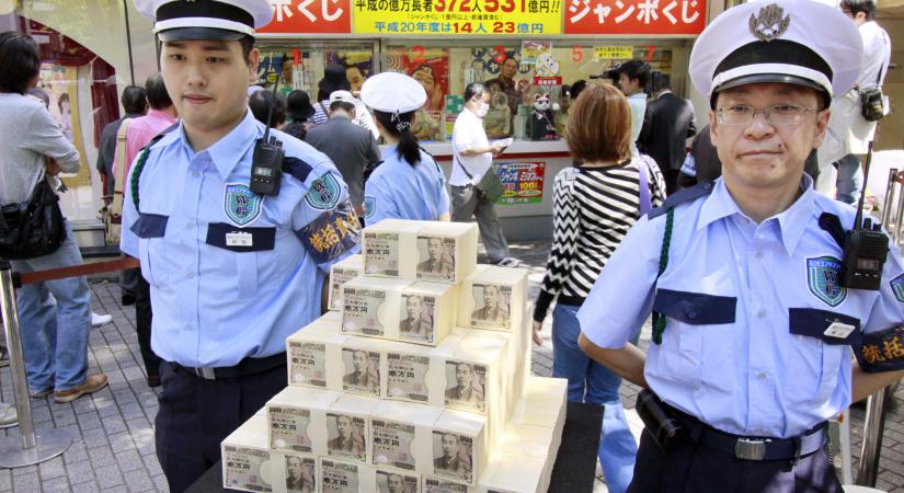 11.3 milliárd forintnyi talált pénzt adtak le a becsületes tokióiak tavaly a rendőröknek