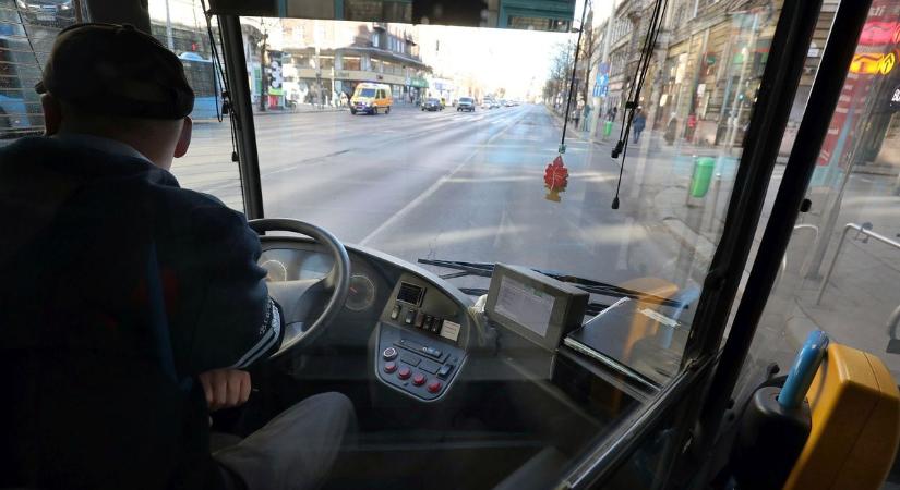 Ordibálás, száguldás, sz*rtelepezés: a BKV szépen elmagyarázta, miért bunkó a buszsofőr