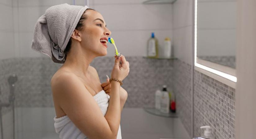 A fogorvos figyelmeztet: ezért ne moss fogat a zuhany alatt!