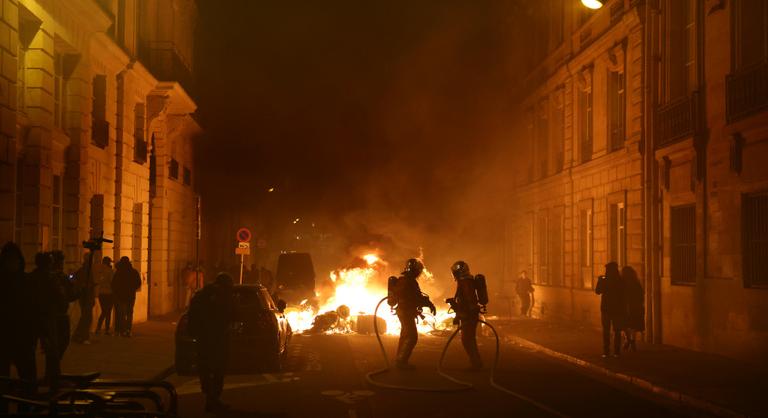 Könnygázzal és vízágyúval próbálják megfékezni a párizsi tüntetőket