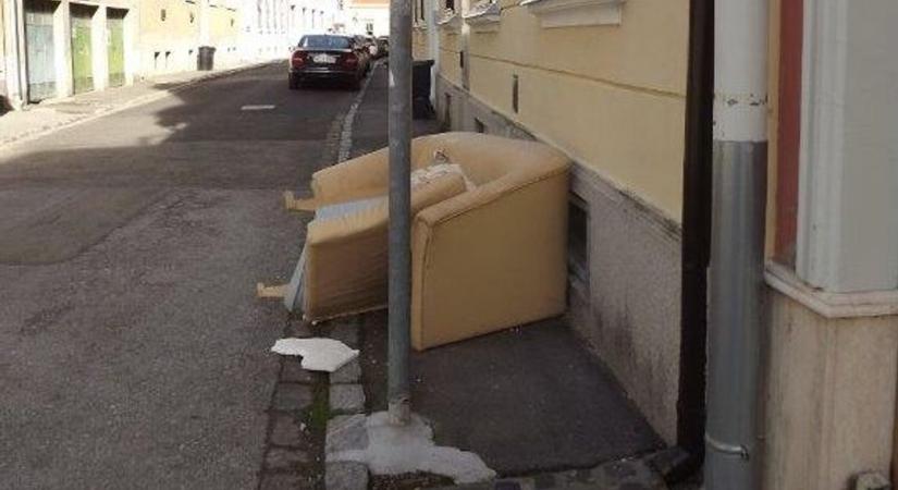 Idő előtt kikerülnek az utcára az öreg, megunt bútorok