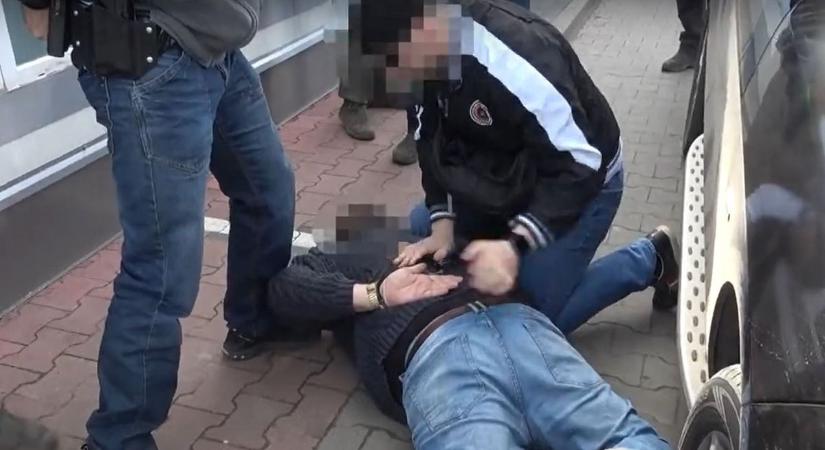 Modern Rómeó és Júlia: halálosan megfenyegette lánya szerelmét a bátonyterenyei apa (videó)