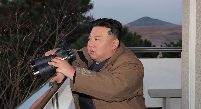 Kim Dzsong Un személyesen felügyelte a szörnyeteg rakéta kilövését  fotó