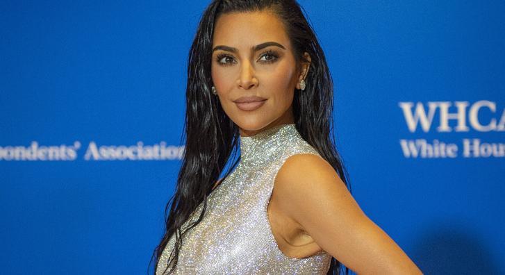 Kim Kardashian összezavarta követőit, alig lehet eldönteni, ő vagy kislánya szerepel-e ezen az igazolványképen