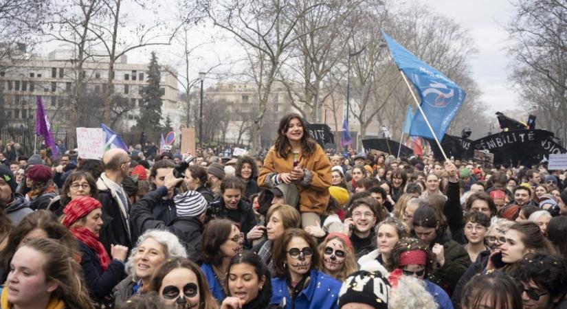 Nyugdíjreform ellen tüntetőket tartóztattak le Párizsban