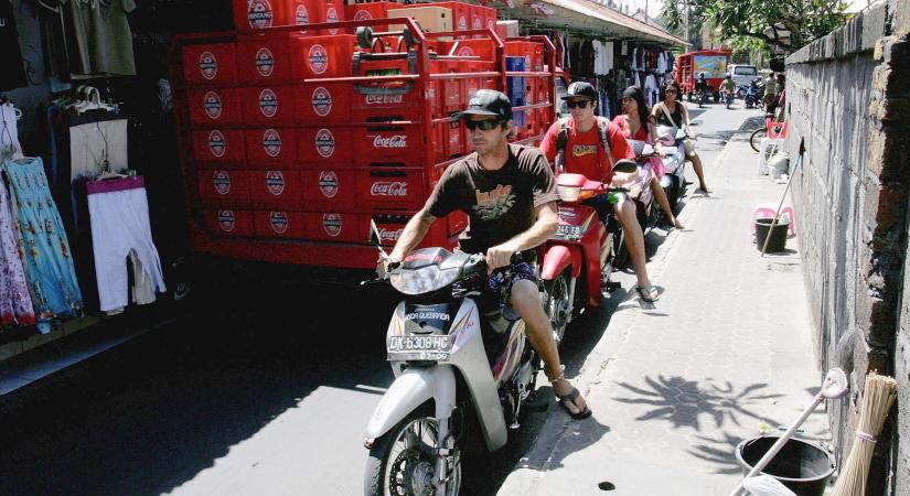 Autóba ültetnék a motorozó turistákat Balin