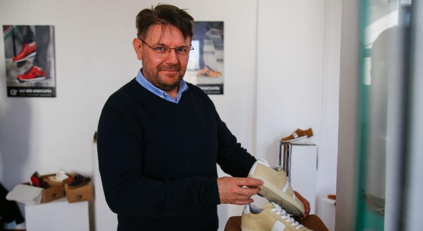 „Egy cipő bőrből és álmokból” – Cipőkből nyílt kiállítás Martfűn