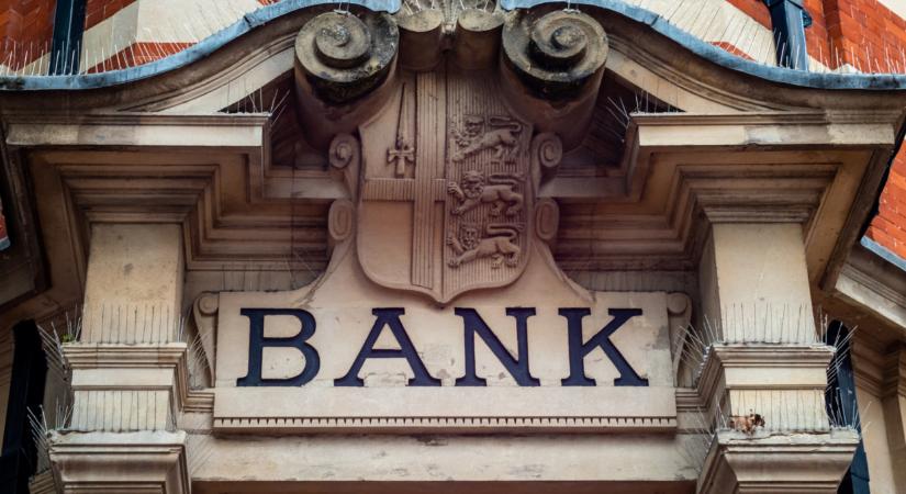 Elkülöníti számláit az Aegon és az OTP: egyre nagyobb a baj a magyar bankok háza táján