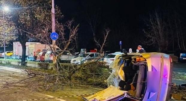 Fának ütközött autójával a részeg sofőr Kolozsváron