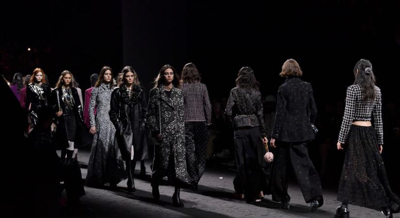Chanel: szürkébe öltöznek a párizsi nők!