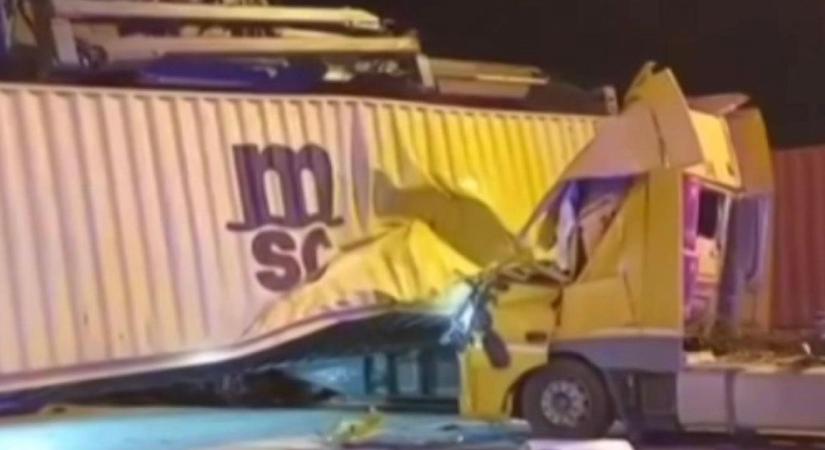 VIDEÓ: 80 tonnás konténer esett rá egy kamion vezetőfülkéjére