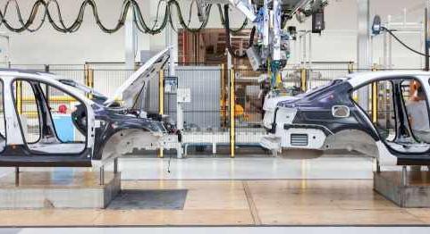 A német autóiparban a gyártási munkahelyek csökkennek az e-autók miatt