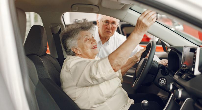 Elmúlt hetven, de még vezetne? Mutatjuk, miként változik az uniós jogszabály az idősek jogosítványával kapcsolatban