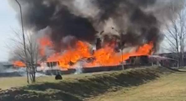 Hatalmas tűz ütött ki Monorierdőnél: kilométerekkel arrébb is látni lehetett az óriási füstoszlopot – videó