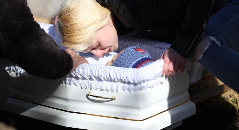 Danika, most már te is angyal vagy – Eltemette a Polgáron halálra vert kisfiát a gyászoló édesanya