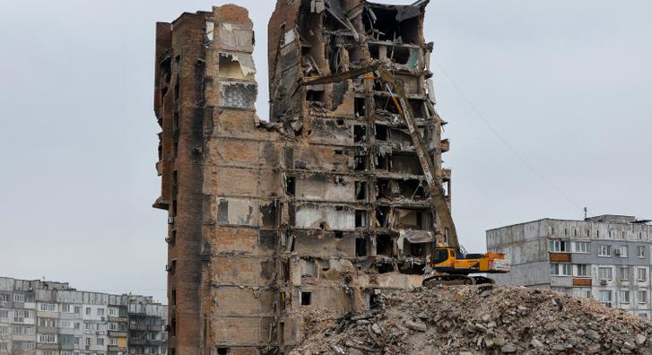 Lebontják a romos lakóházakat Mariupolban