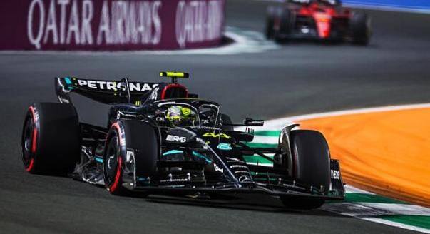 Hamilton: Egész nap szenvedtem az autóval…