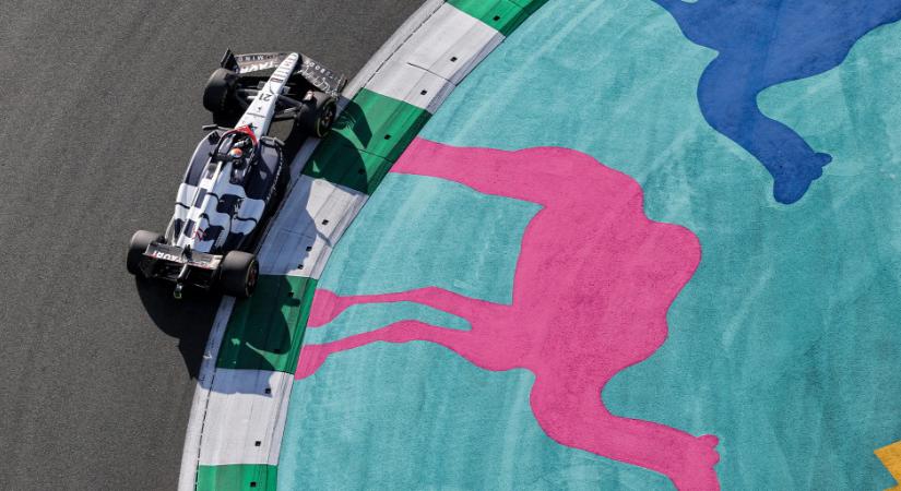 Festett tevék és Hamilton pizsamája: a szaúdi nagydíj legjobb pénteki képei