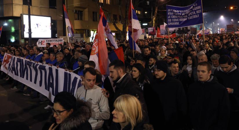 Ezrek tüntettek Belgrádban a Szerbia és Koszovó közötti megállapodás ellen