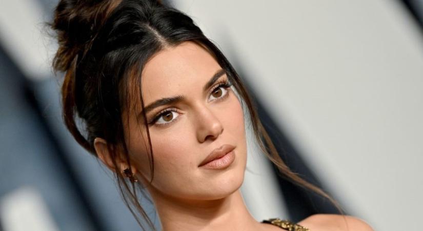 Kendall Jenner félmeztelenül pózol legújabb kampányában