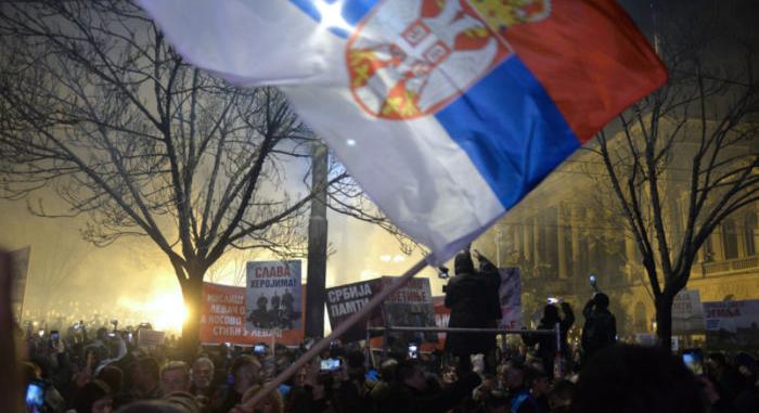 Belgrád: Ezrek tüntettek a Szerbia és Koszovó közötti megállapodás ellen