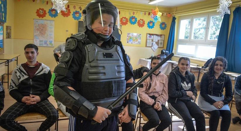 Rendőrként is kipróbálhatták magukat a diákok Gyöngyösorosziban