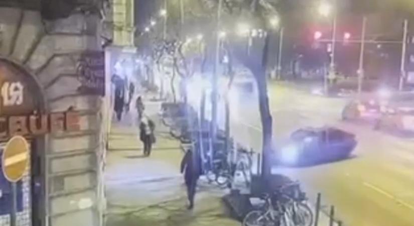Hátborzongató felvétel! A járdára hajtott és elsodort egy nőt a BMW sofőrje Budapesten