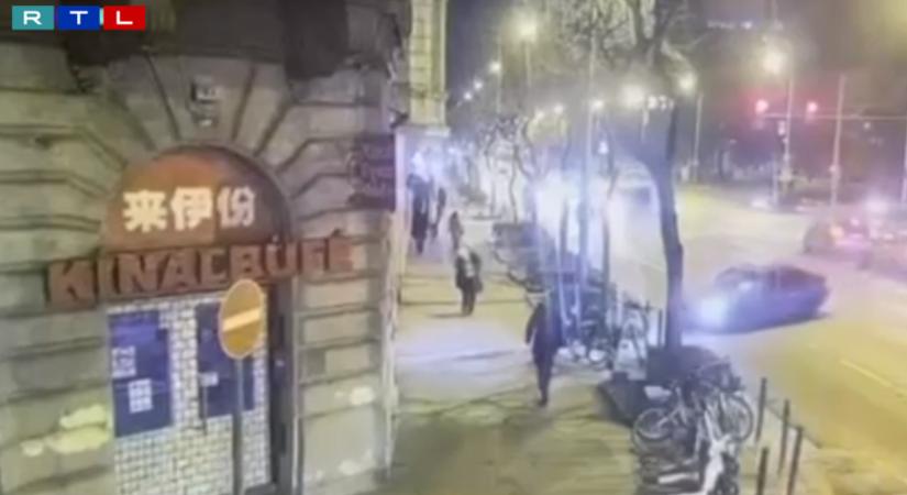 Videón, ahogy járdára hajt és elsodor egy nőt egy autó a IX. kerületben
