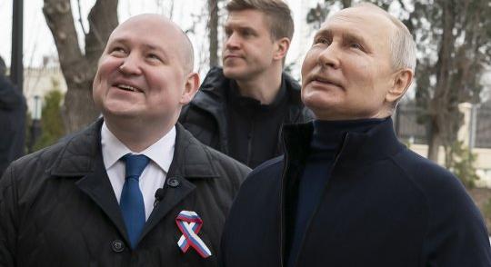 Megjelent az első felvétel a háborús bűnökért körözött Putyinról: sántítva látogatta meg a Krímet