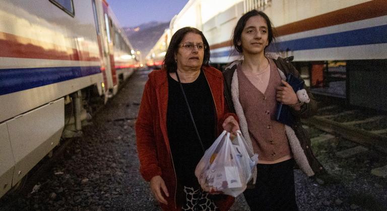 Kényszerotthonná lett a pályaudvar több ezer törökországi túlélőnek