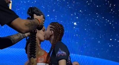 Szenvedélyes csók csattant el a két MMA-harcos között a meccs előtt