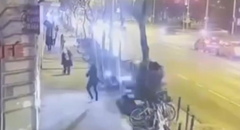 Videón, ahogy egy BMW felhajt a járdára és elüt egy gyalogost az Üllői úton