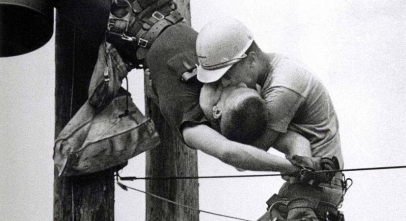 A fotózás történetének talán leghíresebb csókja két férfi között csattant el - Fénnyel írt történelem