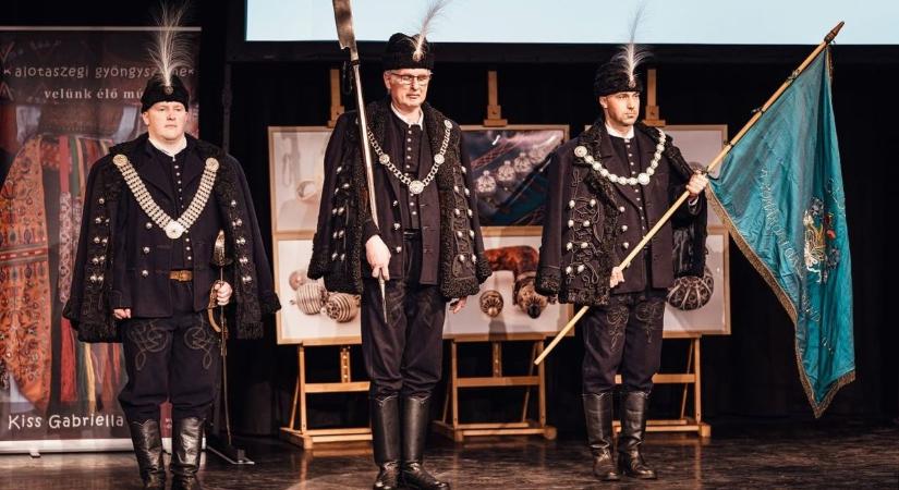 Különleges divatbemutató népi motívumokkal