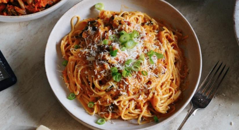 Fúziós tészta, ami után minden ujjad megnyalod: készíts carbonara spagettit kimchivel