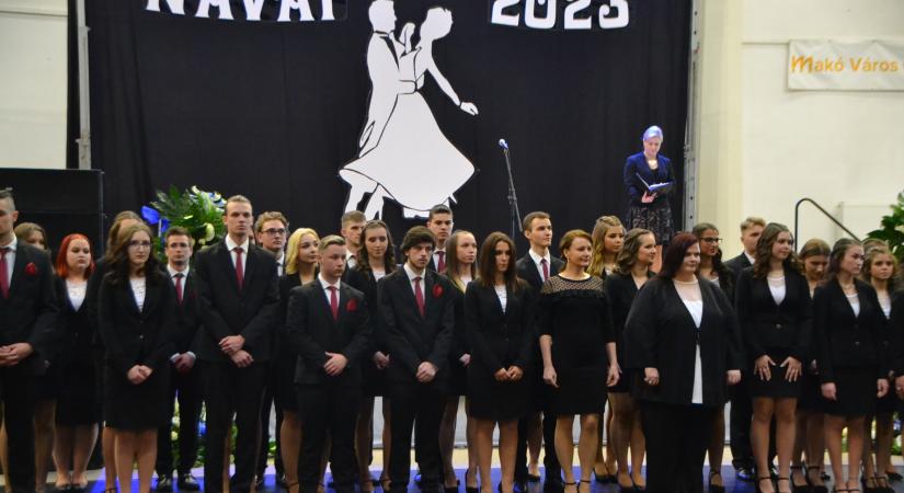 Száz keris diák kapott szalagot a makói sportcsarnokban