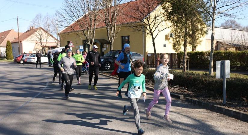 Petőfi 200 futóversenyt rendeztek Algyőn