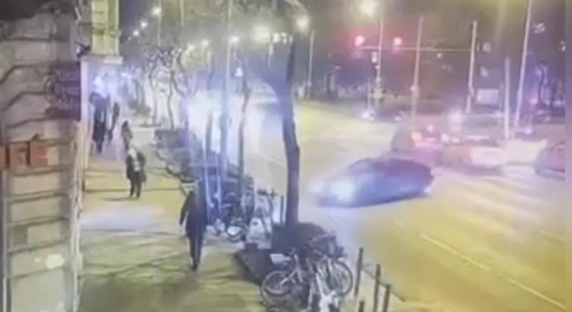 Járdára sodródott és elgázolt egy nőt egy BMW-s az Üllői úton – videó