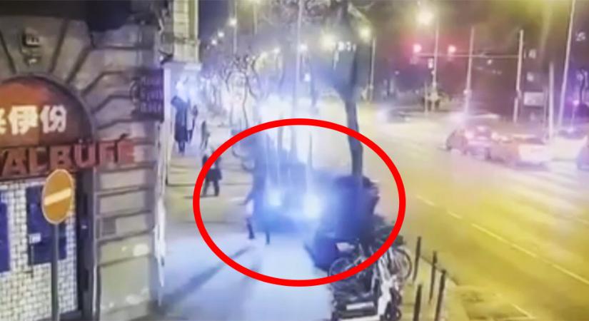 Videón, ahogy a járdára hajt és elgázol egy embert egy BMW az Üllői úton