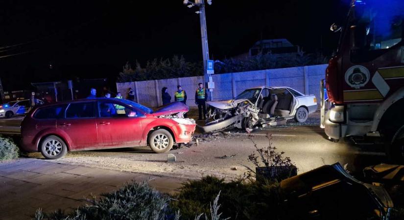Frontálisan ütközött két autó Alsónémediben, az egyik jármű eleje szinte teljesen eltűnt az ütközés következtében