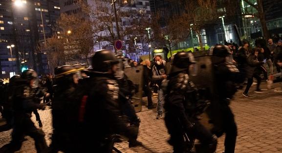 Harmadszor is összecsapott a nyugdíjreform ellen tüntető tömeg a rendőrökkel Párizsban