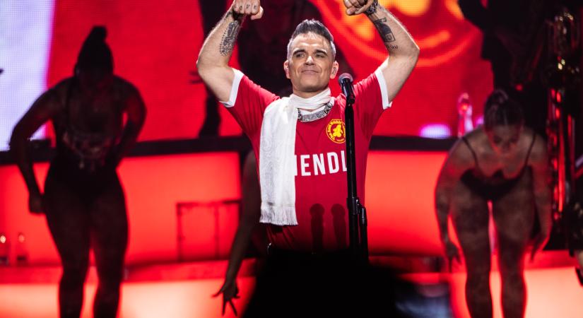 Megszólalt a rajongó, akit Robbie Williams 20 év után ismét a színpadra hívott