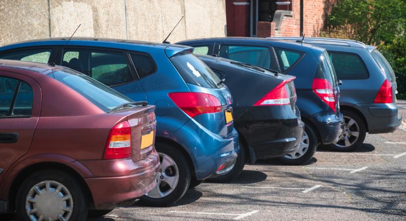 Kemény parkolási korlátozás lépett életbe az egyik kerületben: váratlan bírságba szaladhat, aki nem tud erről