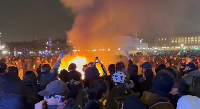 „XVI. Lajost is lefejeztük, Macronnal is megtehetjük!” – durvulnak a tüntetések Franciaországban (Videó)
