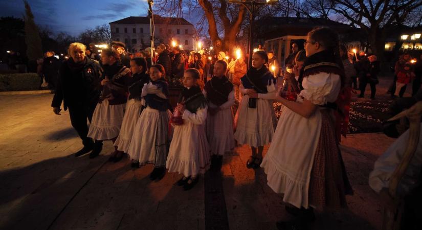 Fáklyás felvonulással idézték meg a múltat