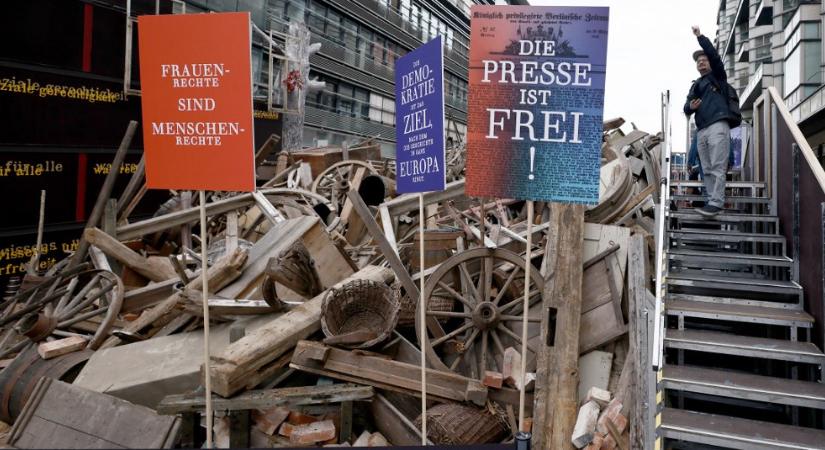 Korhű barikádokkal és modern Pilvax Kávéházzal emlékezik Berlin a népek tavaszára