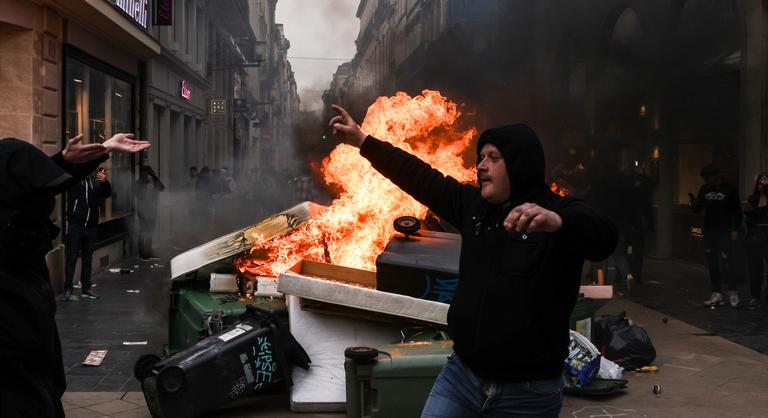 Emmanuel Macron lefejezéséről skandálták a demonstrálók Franciaországban