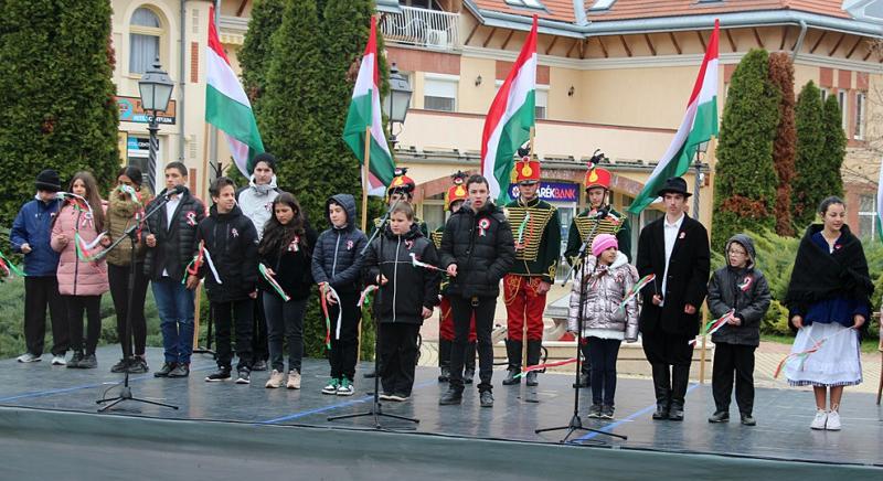 Városi megemlékezés Kalocsán március 15-én – „Ki a múltba néz, a jövőbe lát, éppen úgy, mint látni a víz mélyében a magas eget”
