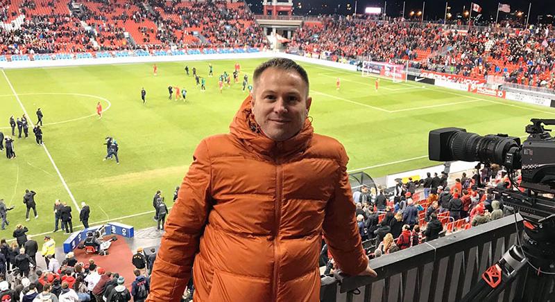 „A sikernek ára van, nem titka” – Bozsoky Szabolccsal, a Szászrégenből Kanadába emigrált fociedzővel és rockdobossal beszélgettünk