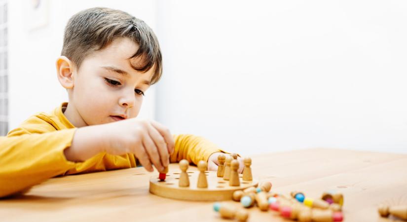 Az autizmus jelei: mi az autista jelentése, mikor derül ki az autizmus, hogyan tanuljunk, játsszunk velük?